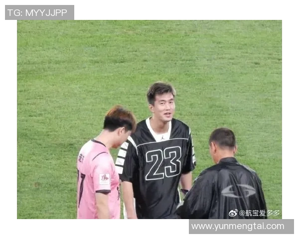 足球明星跨界挑战橄榄球赛场展现全新运动风采与激情